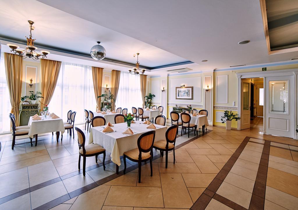 Villa Royal Ostrów Wielkopolski Buitenkant foto