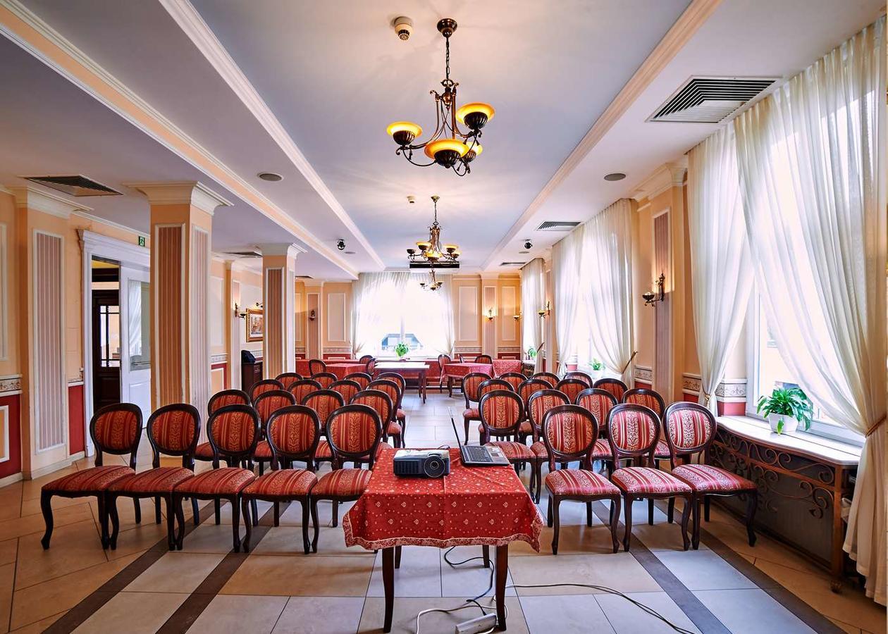 Villa Royal Ostrów Wielkopolski Buitenkant foto